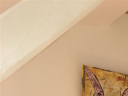 minettigalleri The Twins hænger over sofaen på reposen på 1. sal. Jeg er simpelthen så glad for det…det lysner og glæder, skønt skønt maleri som er utroligt levende pga din spændende og anderledes maleteknik… Tak fordi du tog det med på Vognporten så jeg fik øje på det… Kh Jeppe